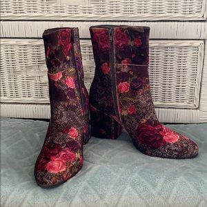Summit by White Mountain|Velvet booties|Size 40